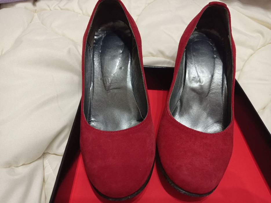 Sapatos clássicos camurça vermelhos 35
