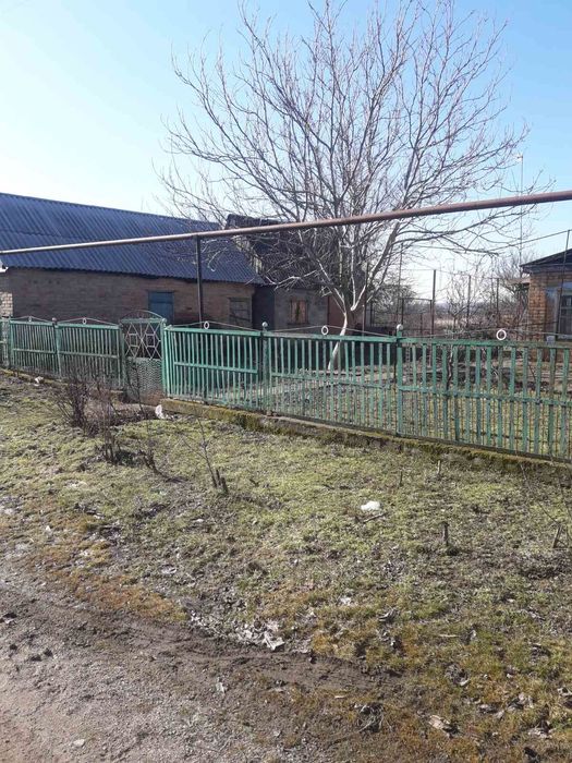 Продам дім біля річки.