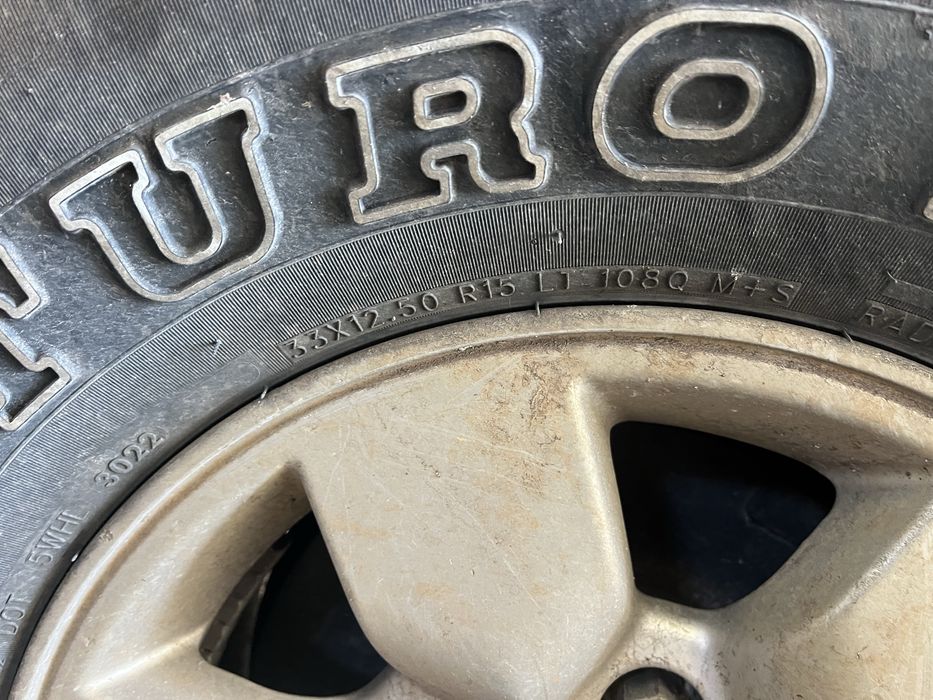 Pneus 33 + jantes tiyota hillux