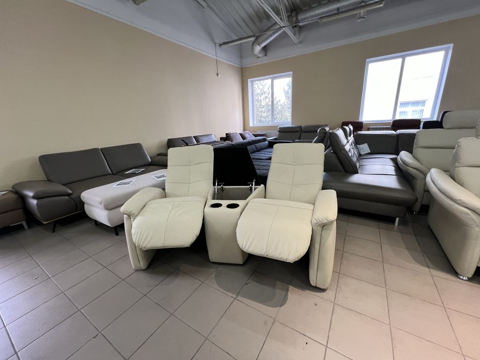 Диван шкіряний реклайнер з бариком виставковий стан нового