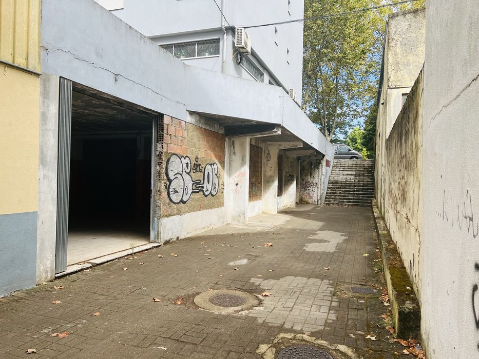 Espaç comercial com 900 metros2 no centro de Bragança