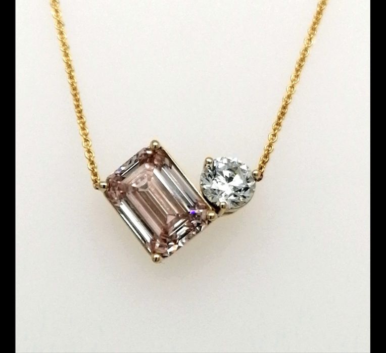 Złoty wisiorek z diamentami 3.02Ct