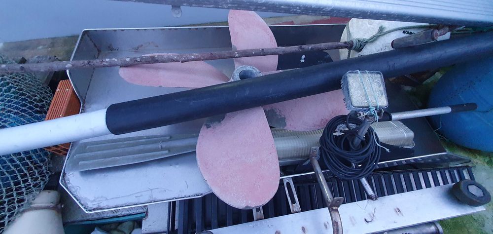 Conjunto de alador de redes e hélice barco