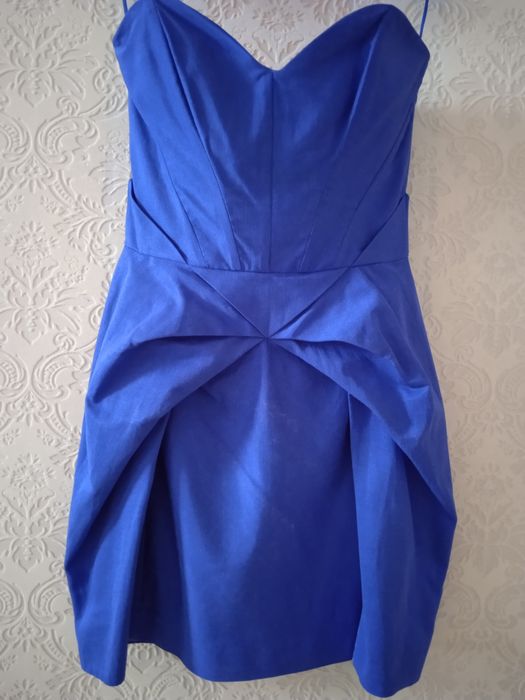 Платье-корсет с открытыми плечами.