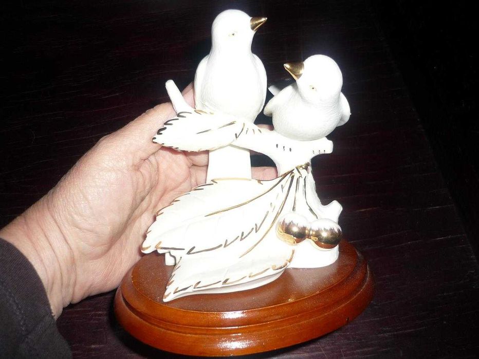 Casal de pombos em biscuit e madeira