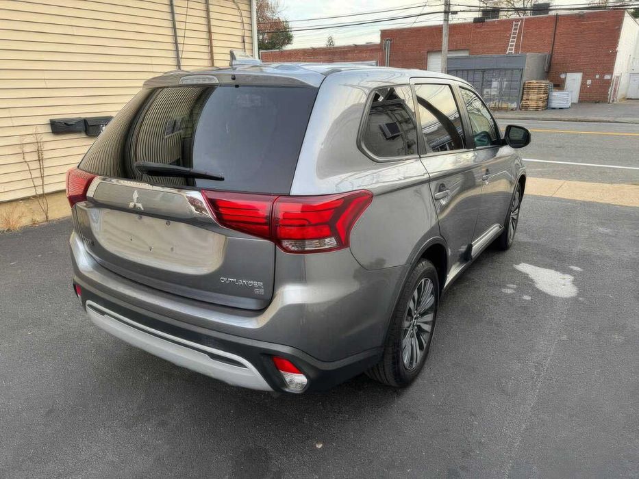 Mitsubishi Outlander      2019
