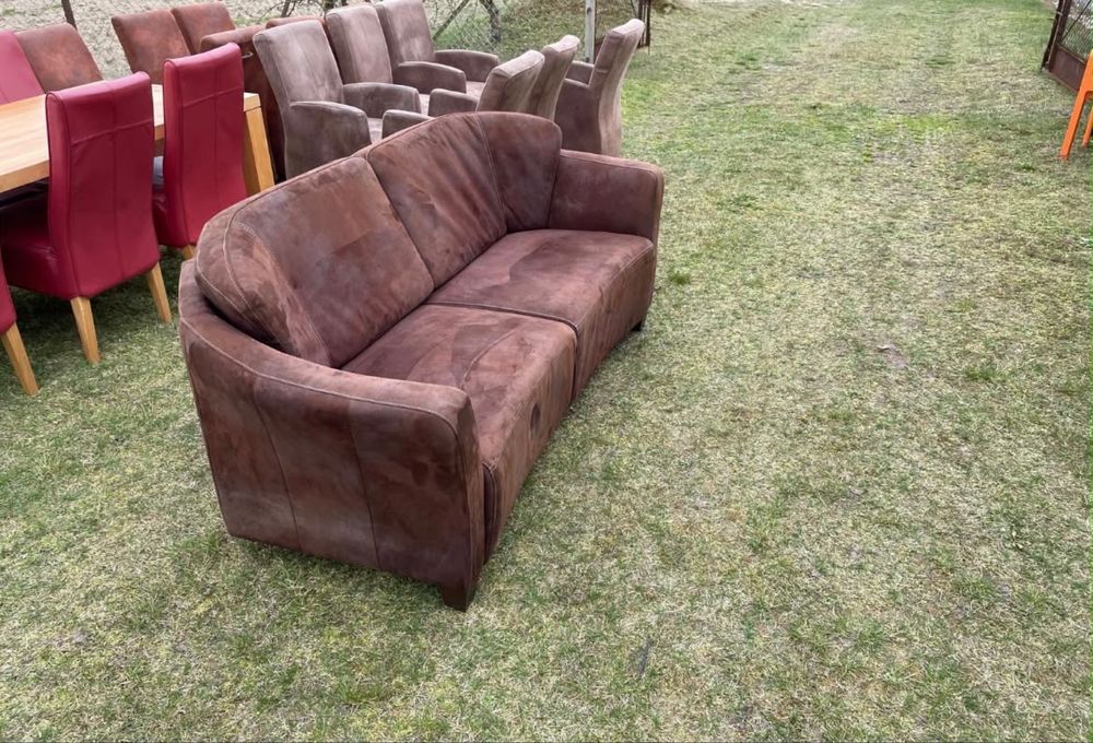 Sofa o kolorze brązowym