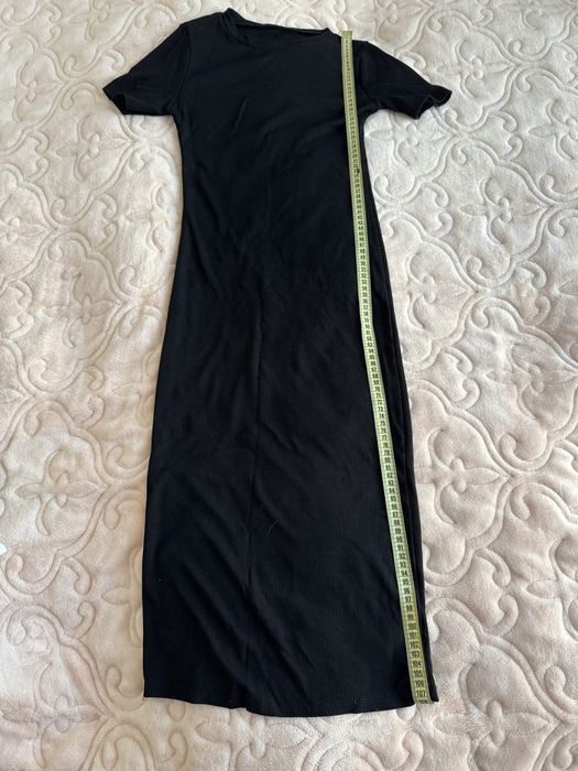Чорне жіноче приталене плаття