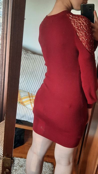 Vestido vermelho manga comprida, com renda nas mangas