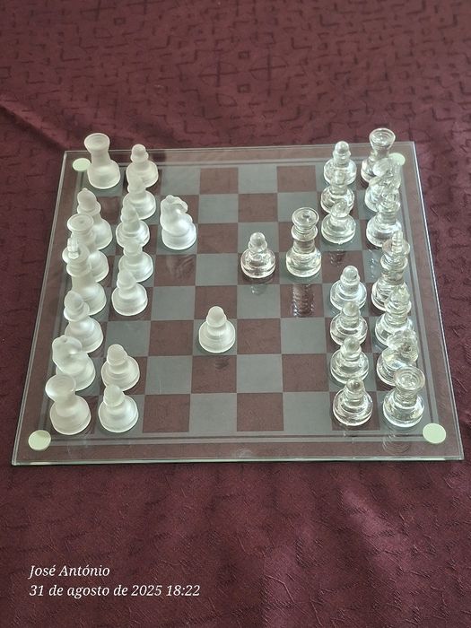 Tabuleiro de vidro com peças de xadrez