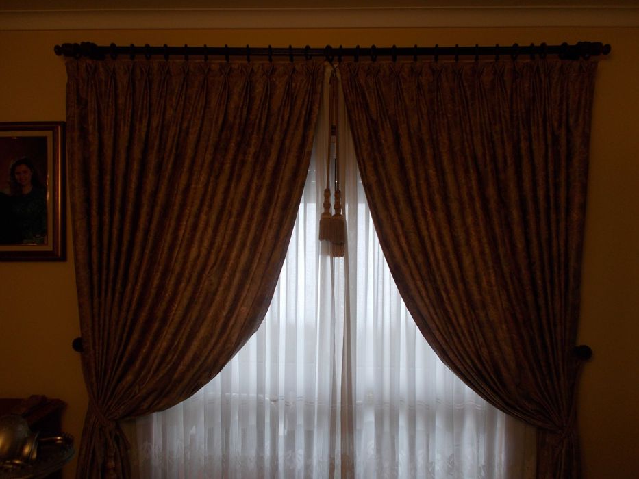 Cortinado com varão em madeira e reposteiros