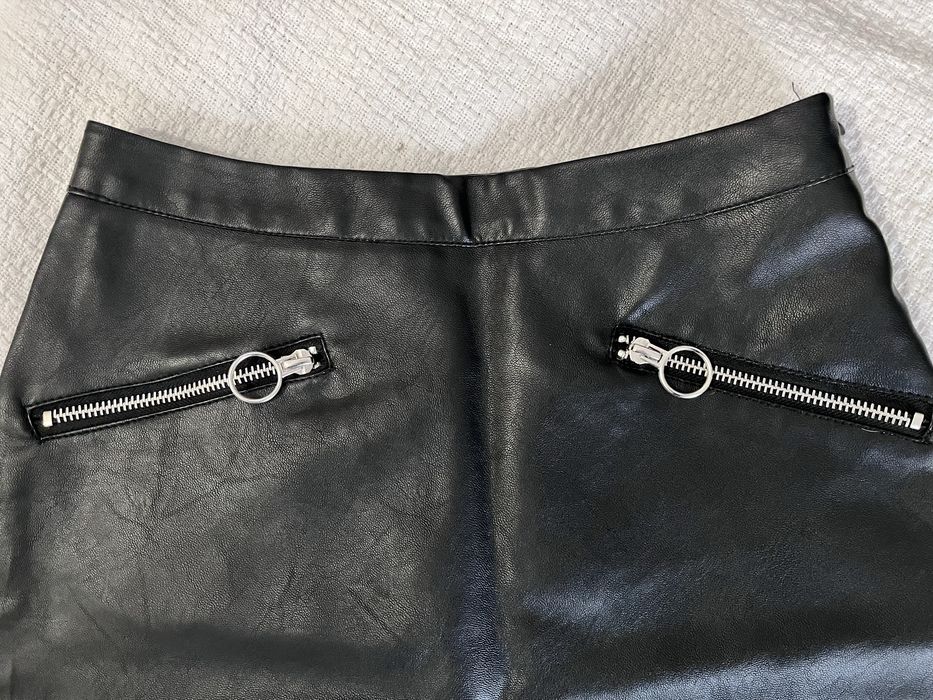 Czarna skórzana mini spódnica z kieszeniami XS Primark