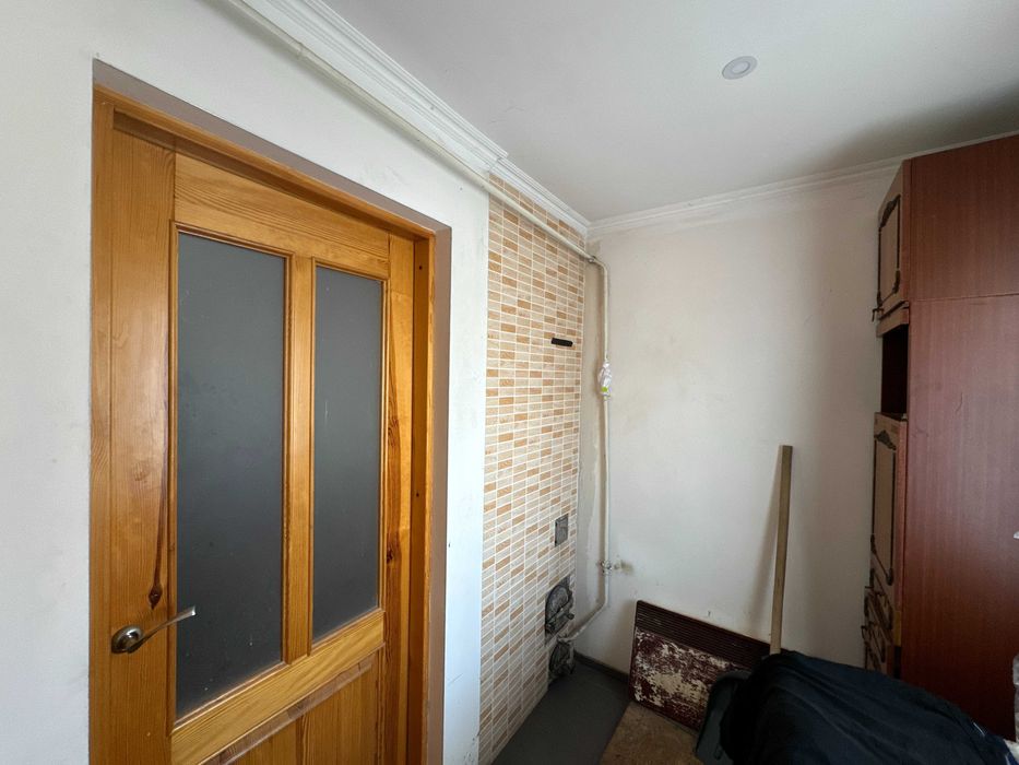 Продаж фасадного приміщення та 13 соток землі в Житомирі