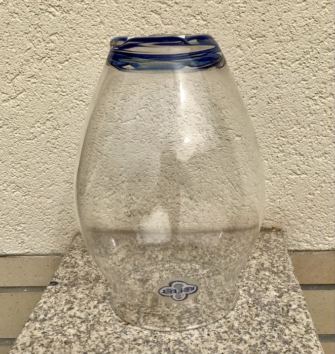 Vaso com fundo azul marinho