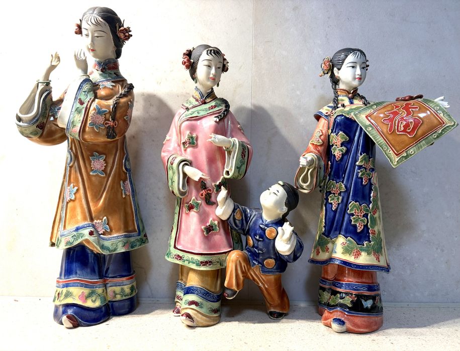 Conjunto de 3 antigas figuras chinesas em porcelana cerâmica policromada Wucai - marcadas