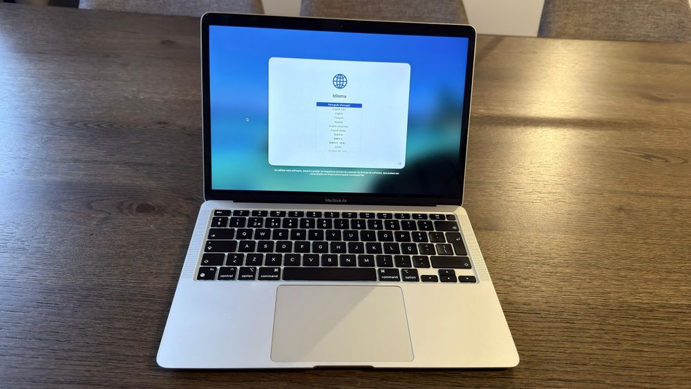 MacBook Air 2020 13" 8GB SSD 256GB
Processador M1
8gb RAM 
SSD 256 gb