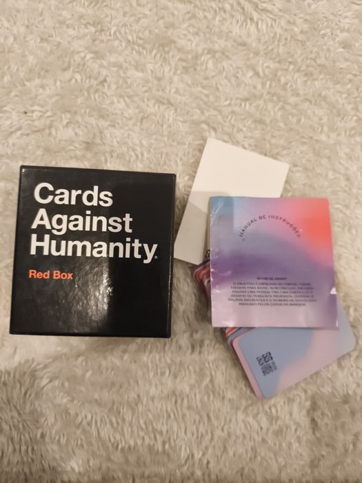 2 jogos- CARDS AGAINST HUMANITY e 99 plus one