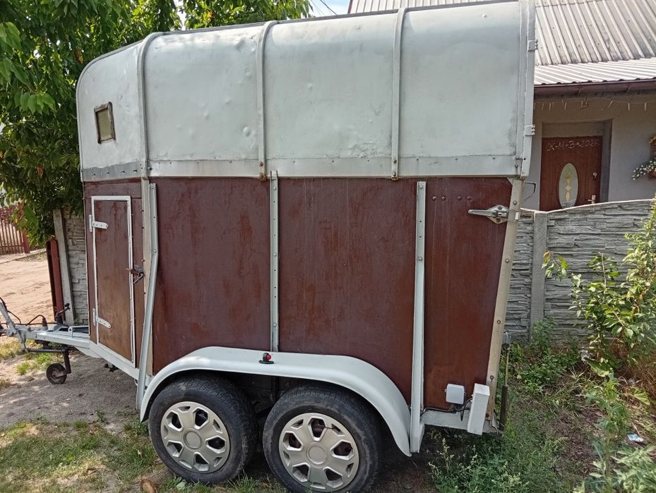 Przyczepa do przewozu koni