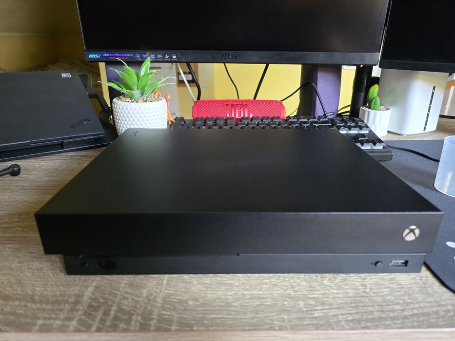 Xbox One X 1TB 4K + 2 pady Bluetooth – sprawny, zadbany