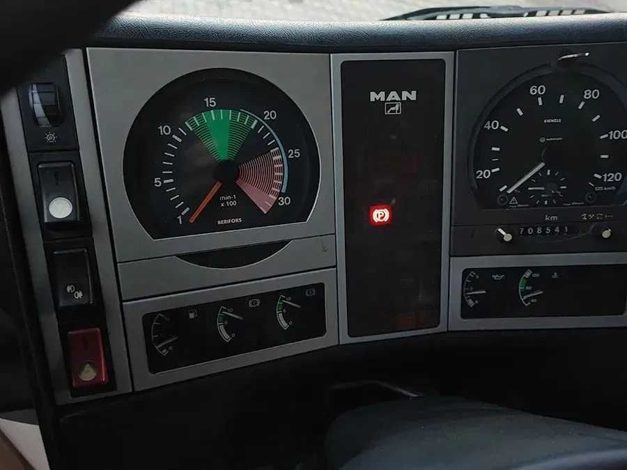 Samochód ciężarowy skrzynia MAN 13.284 DMC 11,5 tony