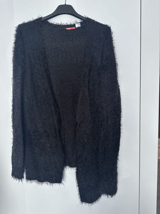 Czarny sweter kardigan