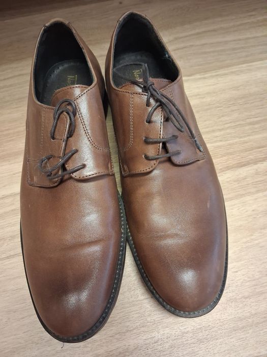 2 pares de sapatilhas+ 1 par de sapatos novos.