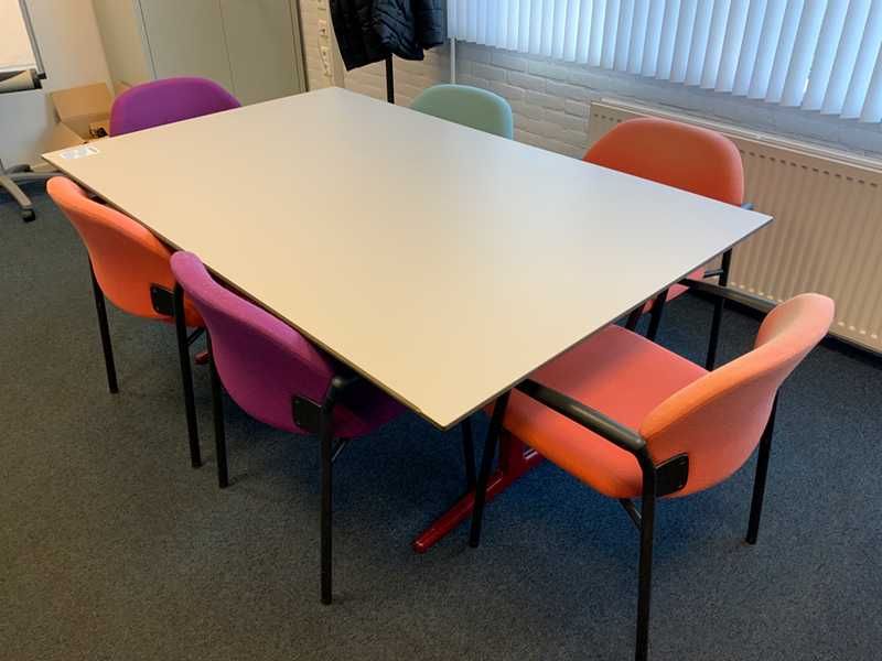 mesa com 6 cadeiras em 3 cores diferentes