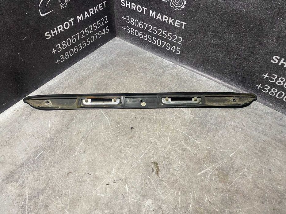 Планка бленда підсвітки номера з ущільнювачем Mercedes W124 1247580096