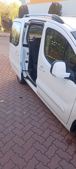 samochod osobowy peugeot