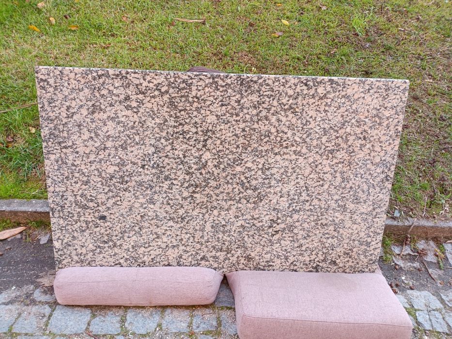 Pedra em granito com medidas: 130/80/3cm.
Exemplar estado de conservaç