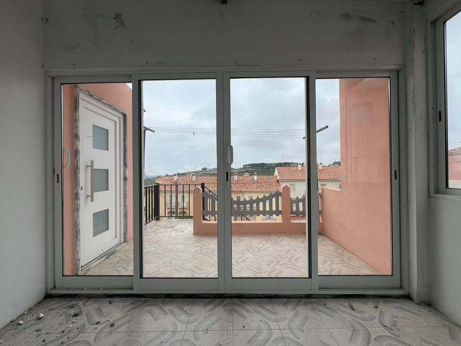 Janela de 4 folhas mais uma janela sacada de 4 folhas