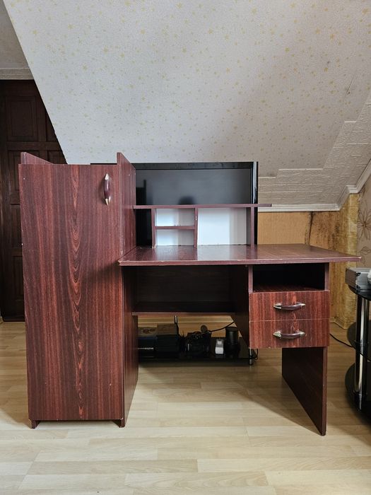 Стіл письмовий, комп'ютерний