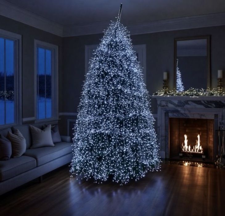 Гірлянда на ялинку, хвойна лапа, мішура, роса