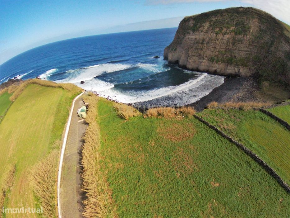 Propriedade Única com Mais de 18.000 m² Junto à Praia de Santana – Dua