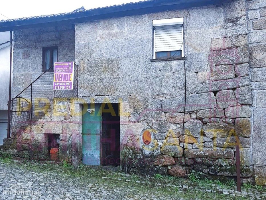 Moradia em pedra de granito com logradouro - Tem 2 entradas — Caparrosa E Silvares, Viseu