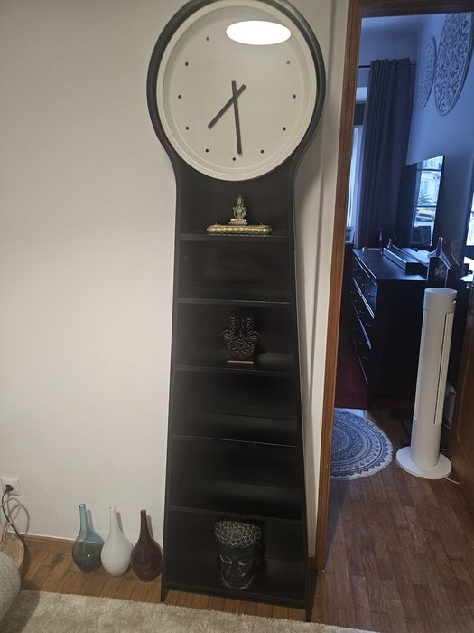 Estante ikea com relógio  como nova