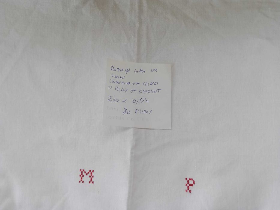 Rodapé cama em linho. Entremeio em crivo e bicos em crochet.