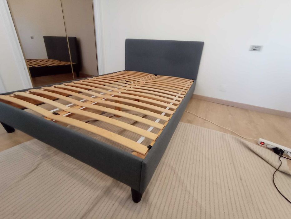 Cama de casal forrada a tecido (Ikea)