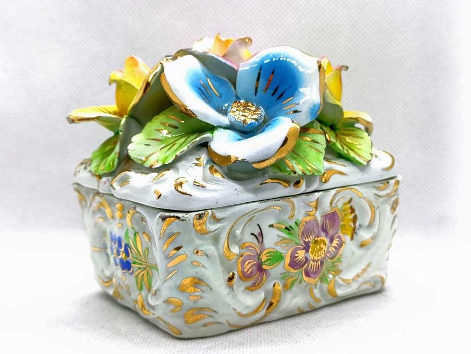 Caixinha antiga em porcelana Capodimonte com flores em relevo 1950/80