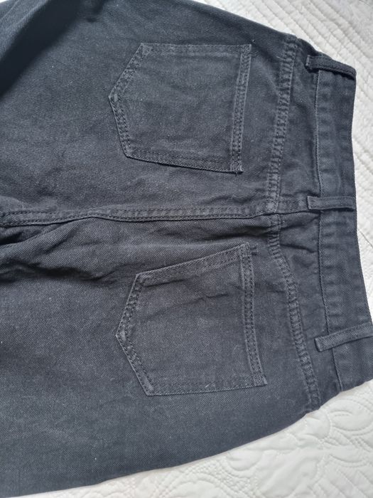 Dżinsy mom fit, czarne, Pretty Little Thing, rozmiar 8/36 z metki.