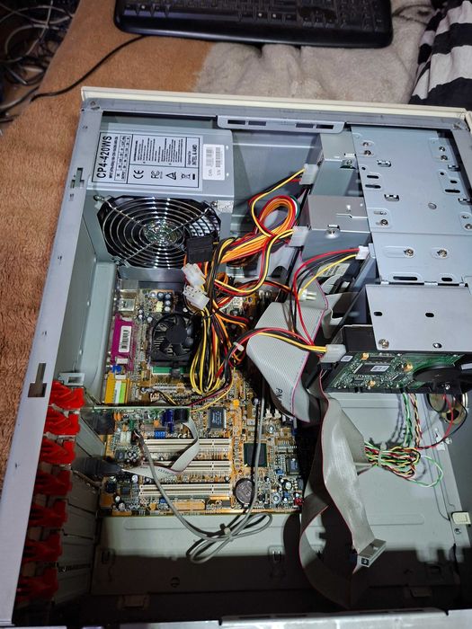 Stary retro komputer stacjonarny Creative