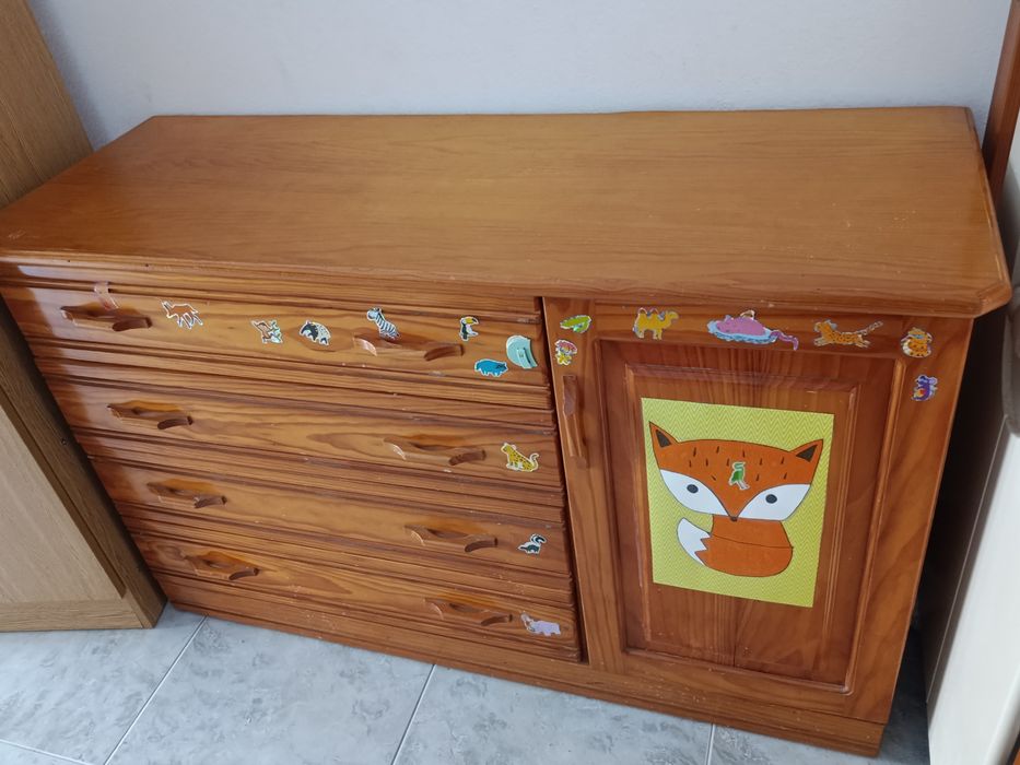 Cómoda usada com 4 gavetas