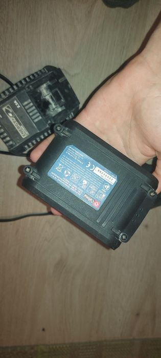 Latarka akumulatorowa GRAPHITE LED + akumulator i ładowarka