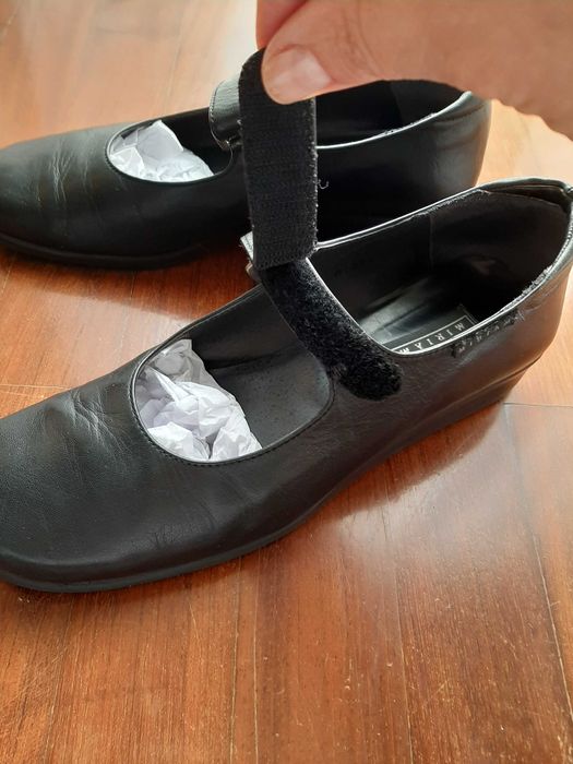 Sapatos pretos em pele com velcro