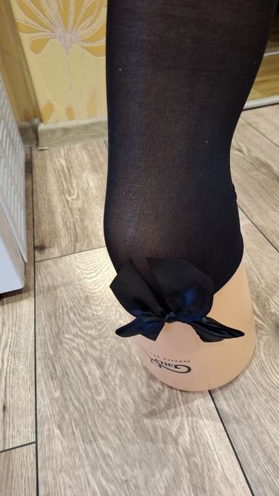 Pończochy z kokardką.