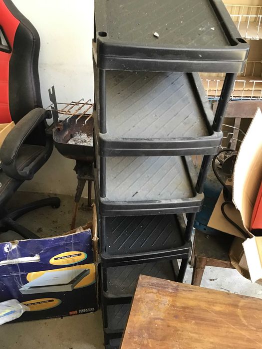 estante preta com prateleiras para ferramentas