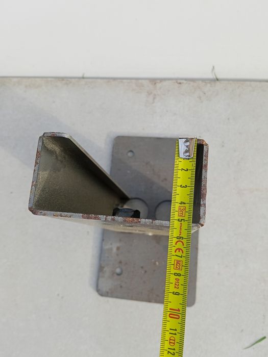 Metalowe stopy pod wiatę