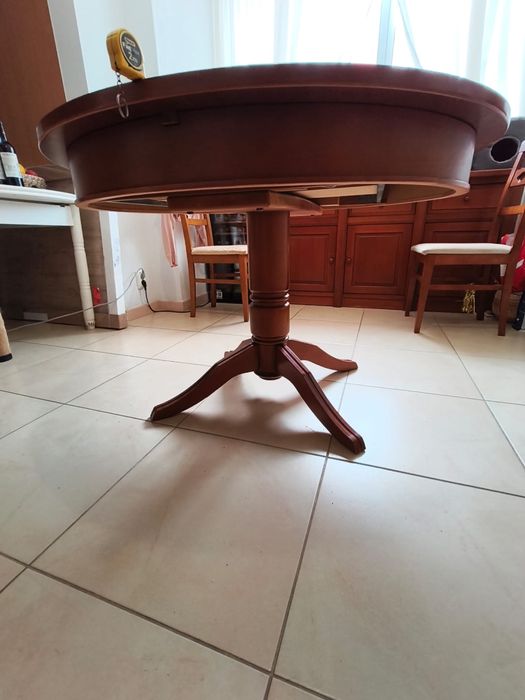 Mesa madeira maciça, bom estado, fechada 1.10x1.10, aberta 1.10x1.50.