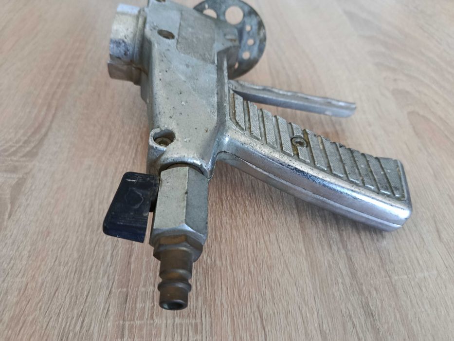 Stary aluminiowy pistolet do malowania.