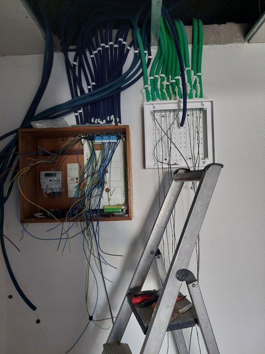 Prestação de serviços eletricidade e telecomunicações